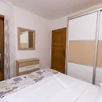 Bisera Lägenhet Trogir